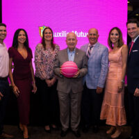 Auxilio Mutuo celebra su Encendido Rosa y lanza campaña “Tu Salud Está en Juego”